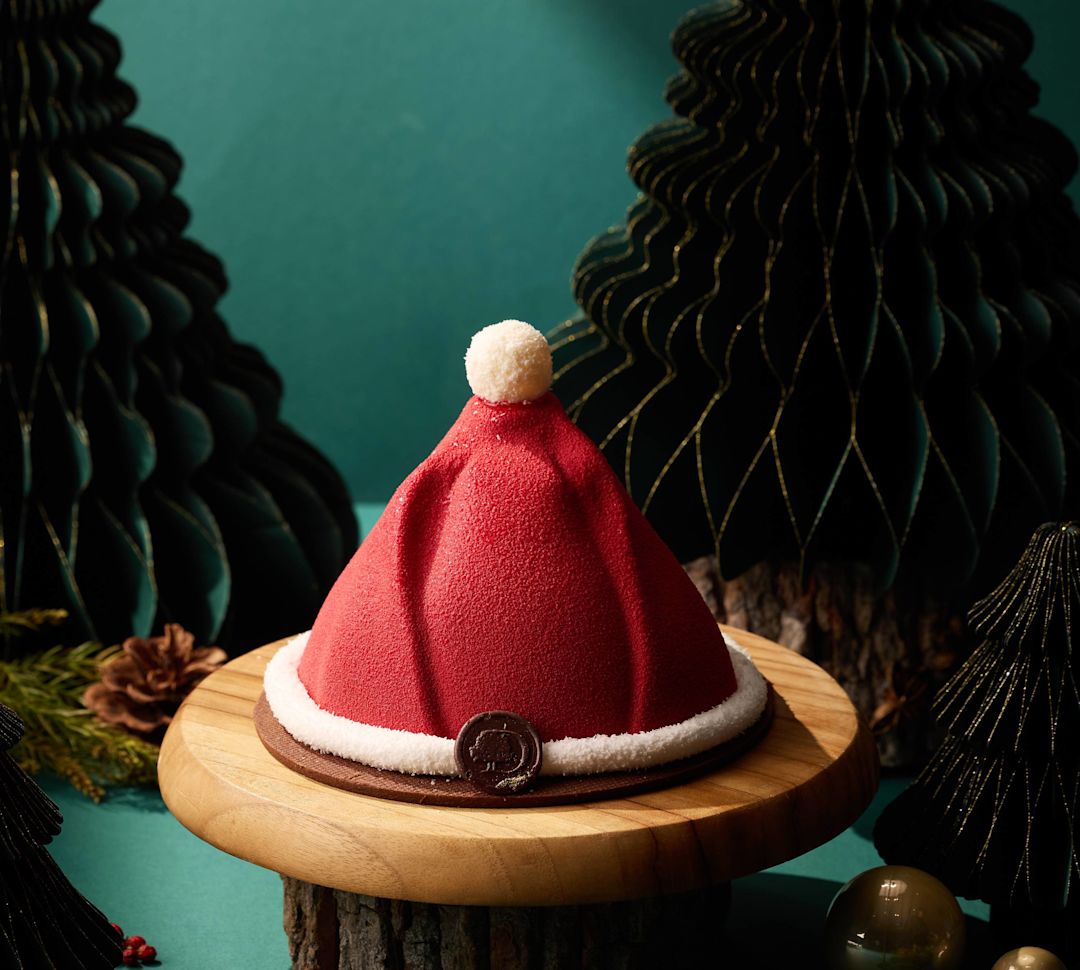 Festlicher Kuchen in Form von Santa's Red Hat