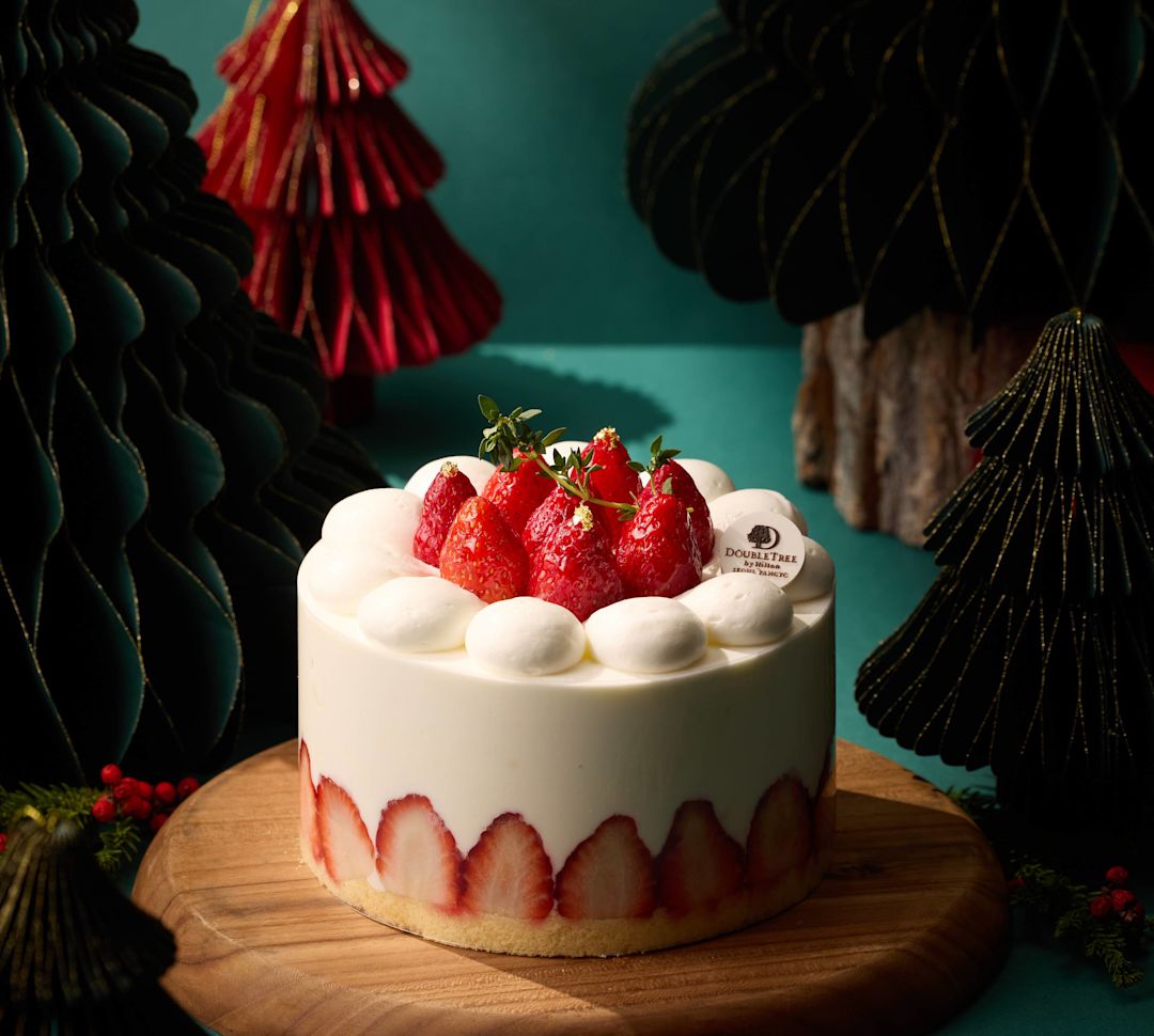Festlicher Kuchen mit Erdbeeren auf einem Tisch