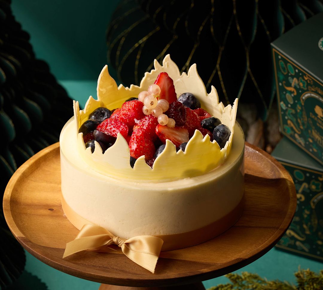 Festlicher Kuchen mit frischen Beeren auf einem Tisch