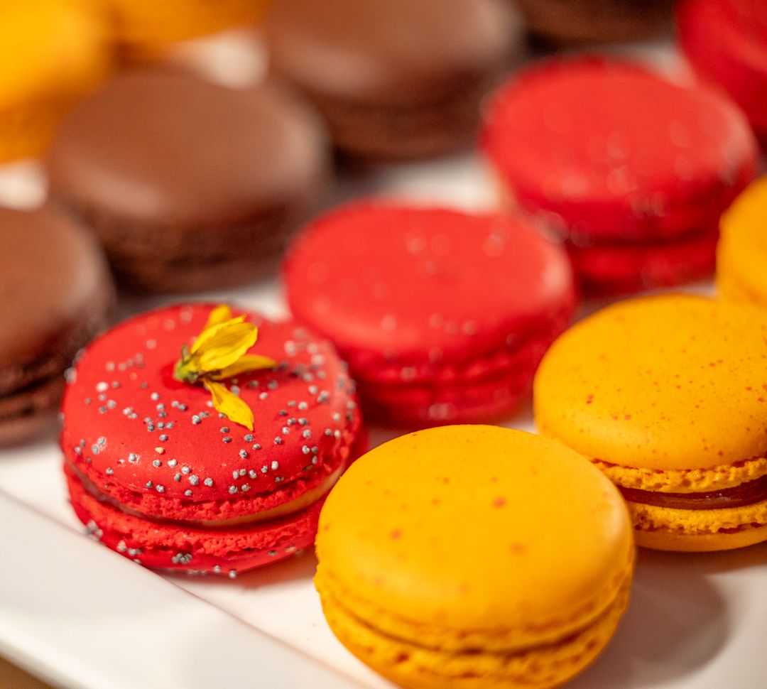Cookies colorés sur un plateau