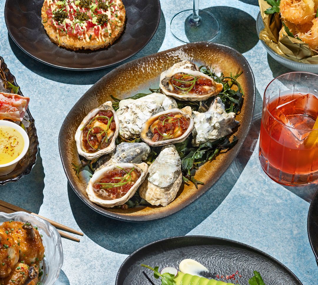 Sélection de plats sur une table au restaurant Aqua