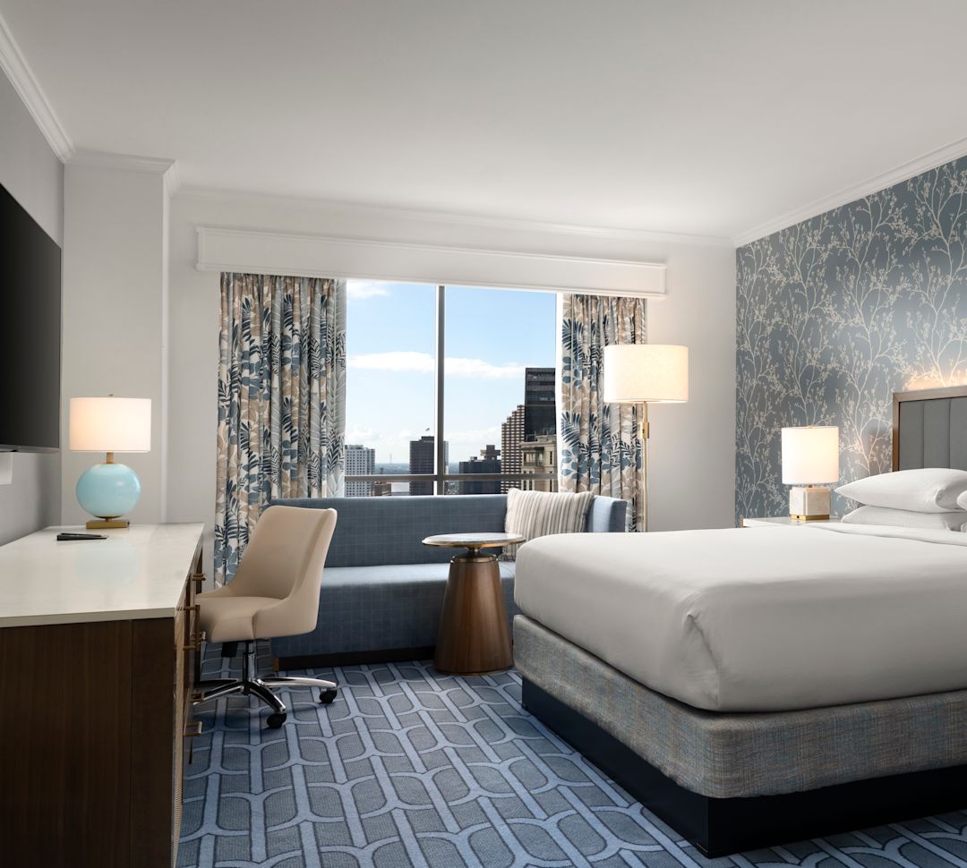 客房内的大床、沙发和书桌-过渡