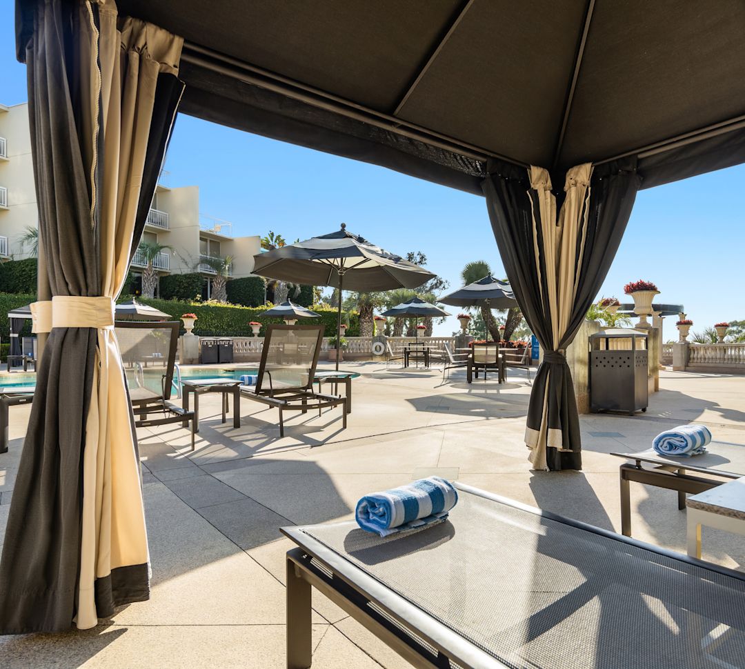 Cabana bên bể bơi ngoài trời