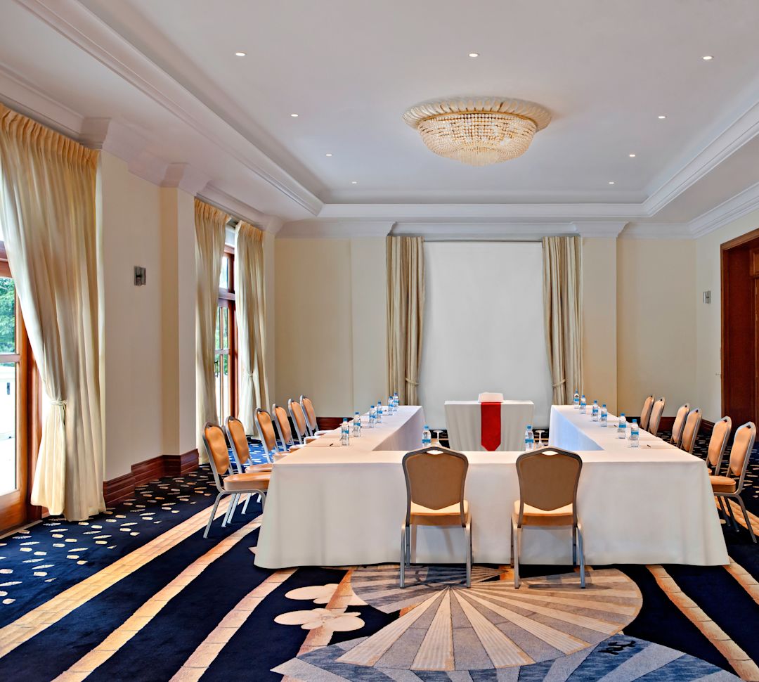 Table en forme de U dans une salle de réunion