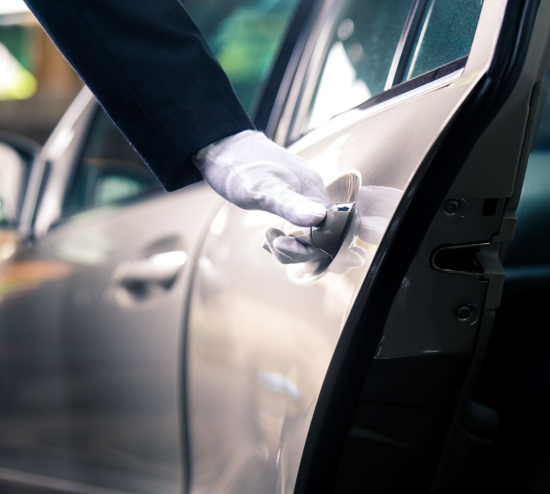 Abrindo a porta do carro