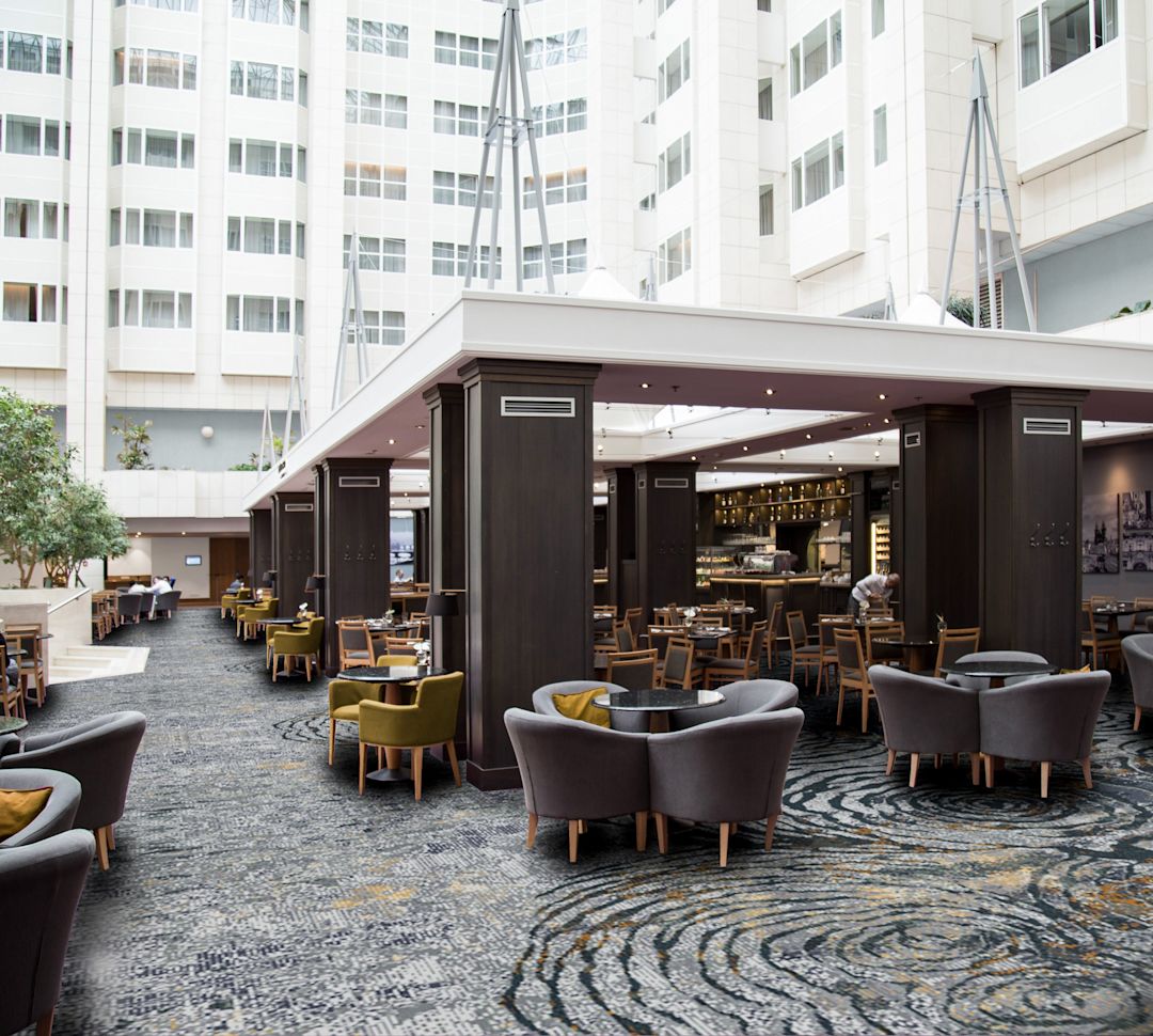 Kavárna a bistro – prostor pro posezení na vnitřní terase – přechod