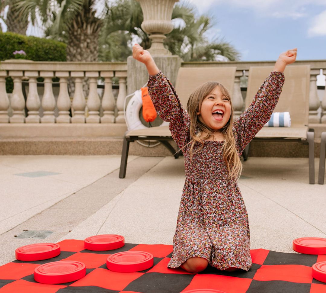 trẻ em chơi trò chơi ngoài trời