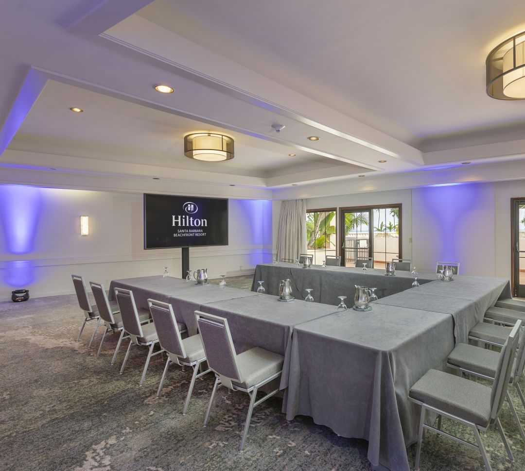 U形桌布置的会议室