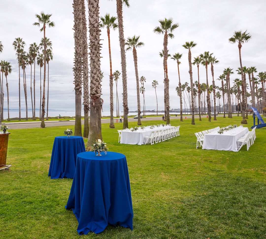 酒店场地上的户外活动空间，配有桌子