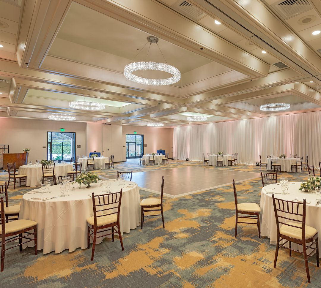 带圆桌和舞池的宴会厅