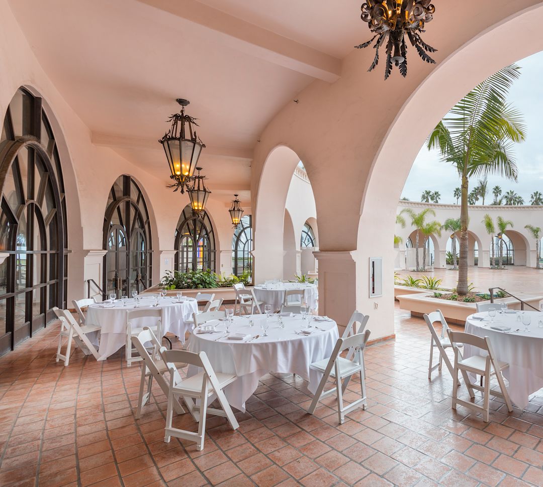 户外露台上的圆桌活动座位