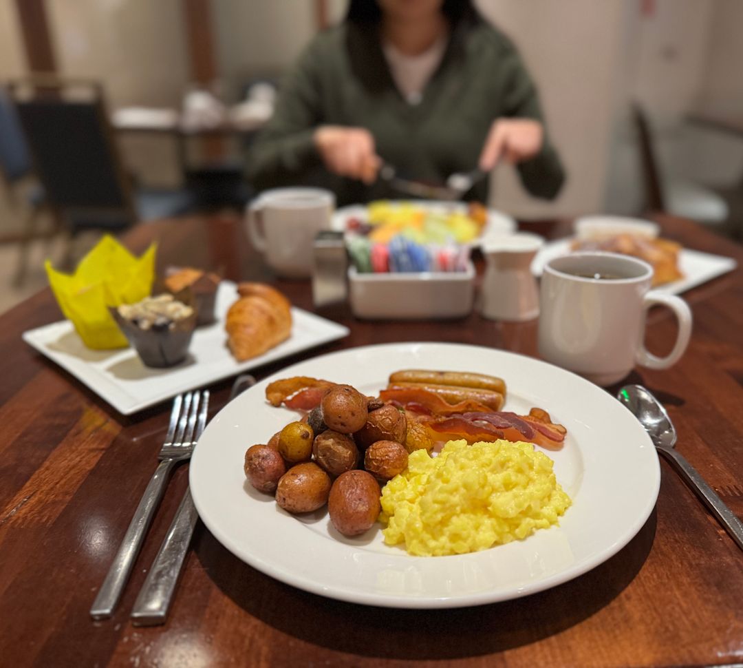 桌上的食物和饮料