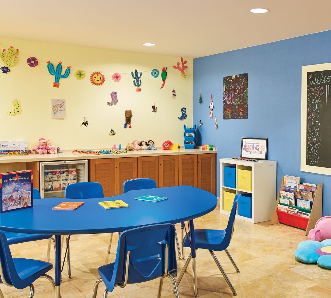Детский клуб с меловой доской, голубой обучающий стол со стульями, беседками и книжной полкой