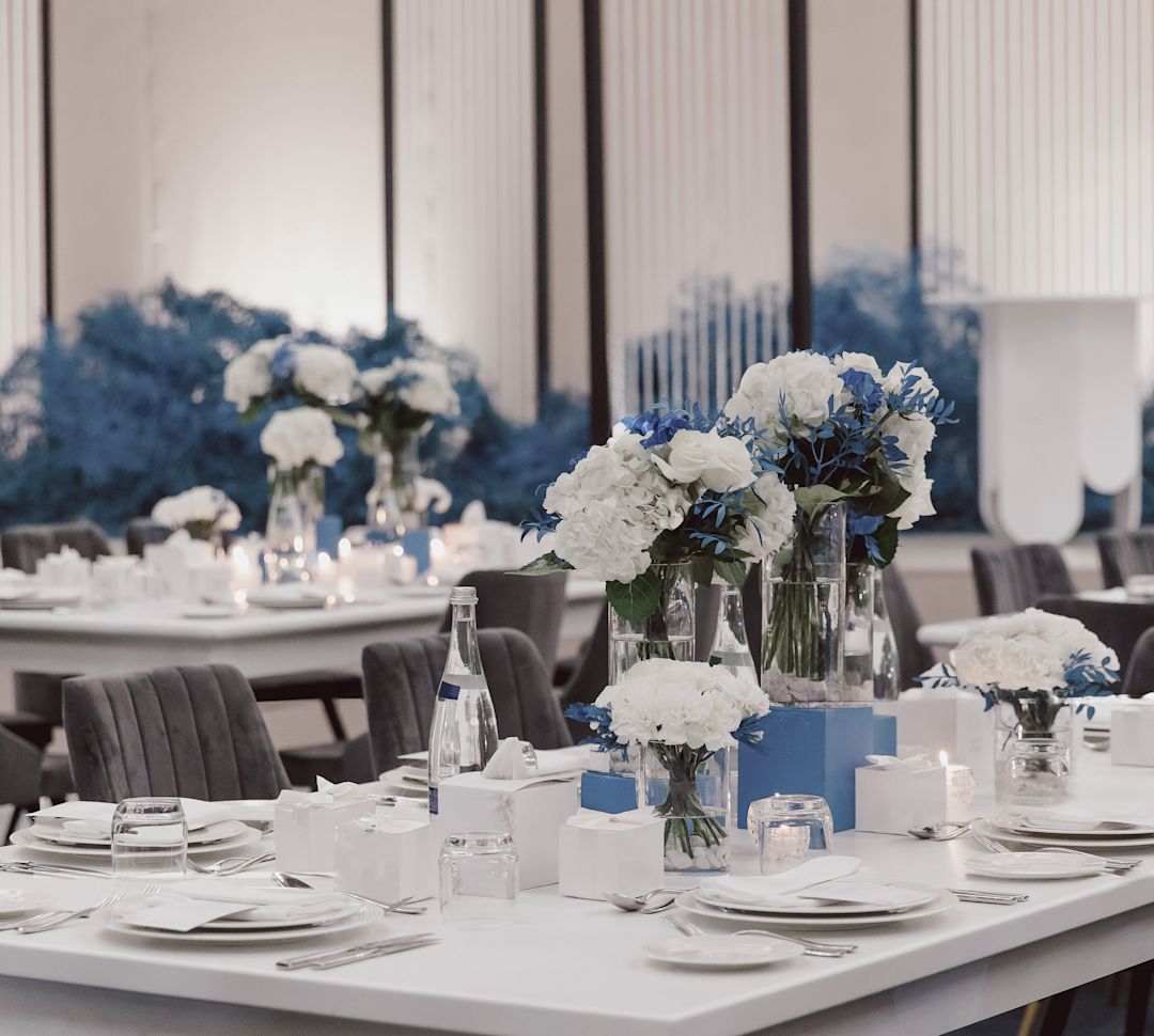 宴会場, 披露宴のテーブルディテール, 白と青の花, タブウェア