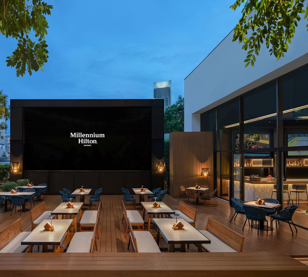 Terasa restaurantului Ale House cu un televizor mare