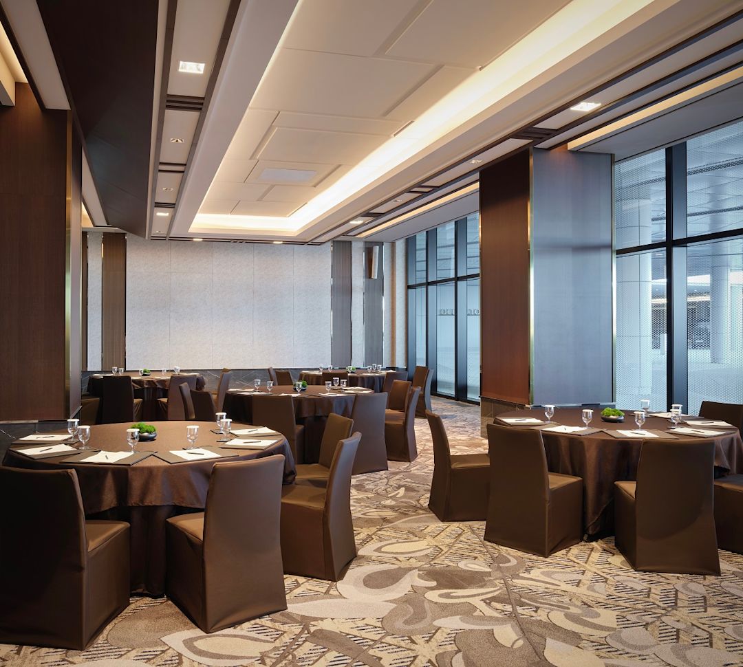 Ruang pertemuan dengan meja bundar dan kursi