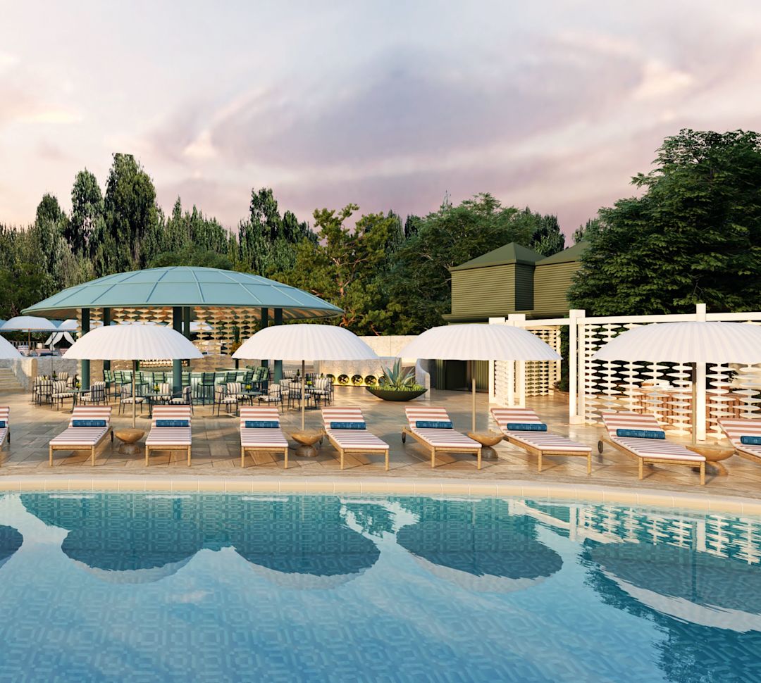 Außenpoolbereich mit Liegestühlen