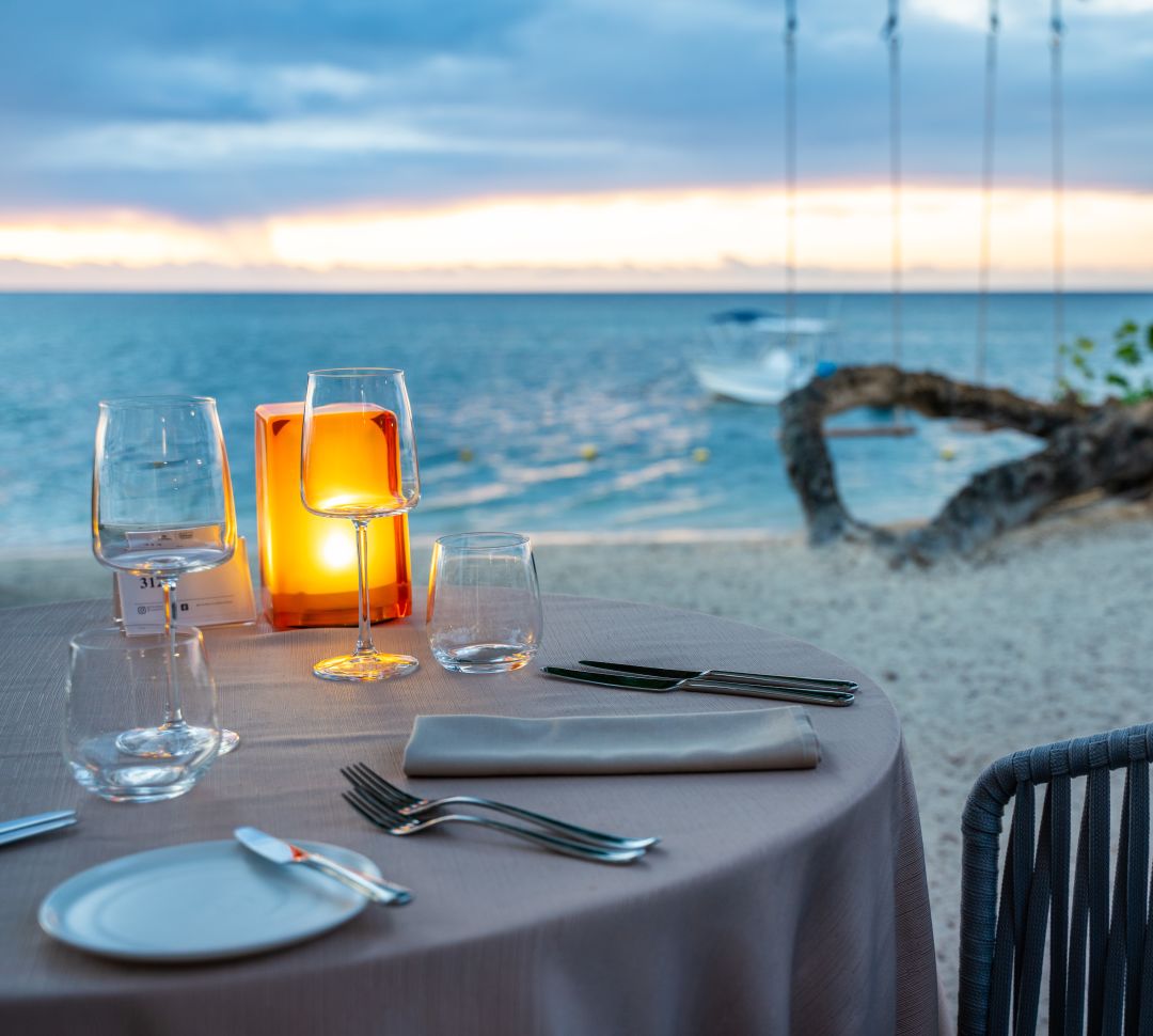 Table avec vue sur la plage