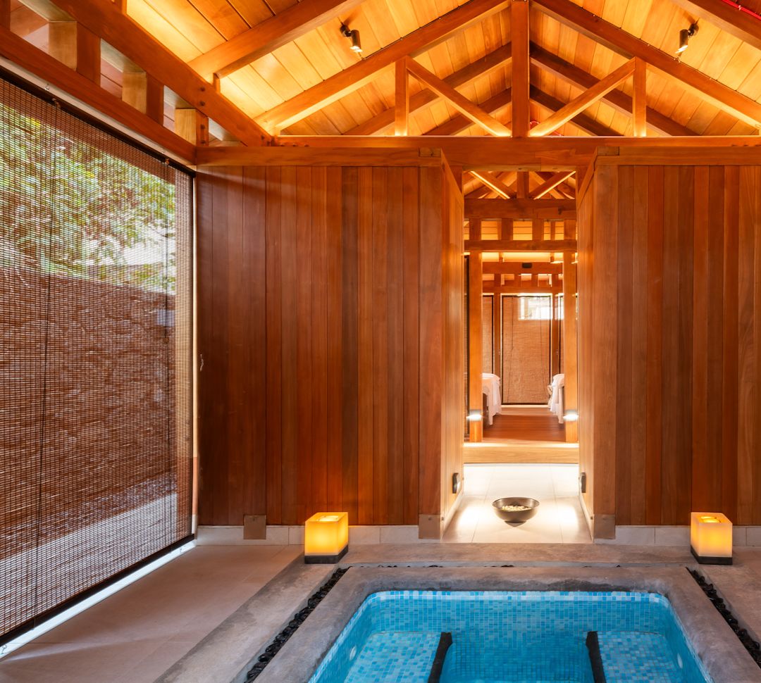 Espace spa avec piscine et lampes, transition