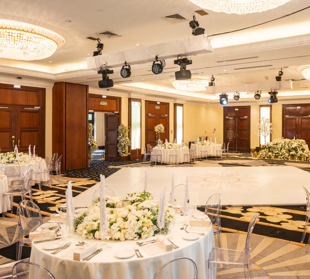 Configuration pour une réception de mariage avec tables rondes et chaises