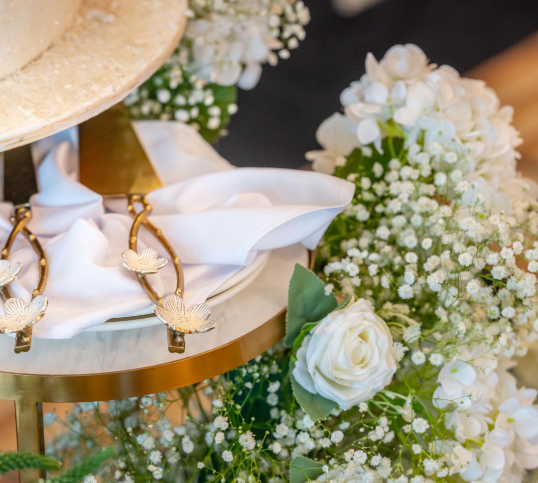 Gros plan sur un gâteau de mariage avec des fleurs