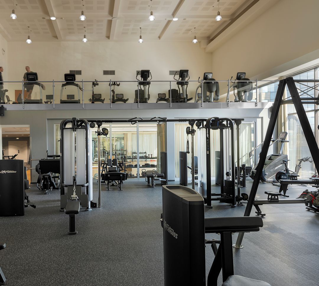 Fitnesscenter mit modernen Fitnessgeräten