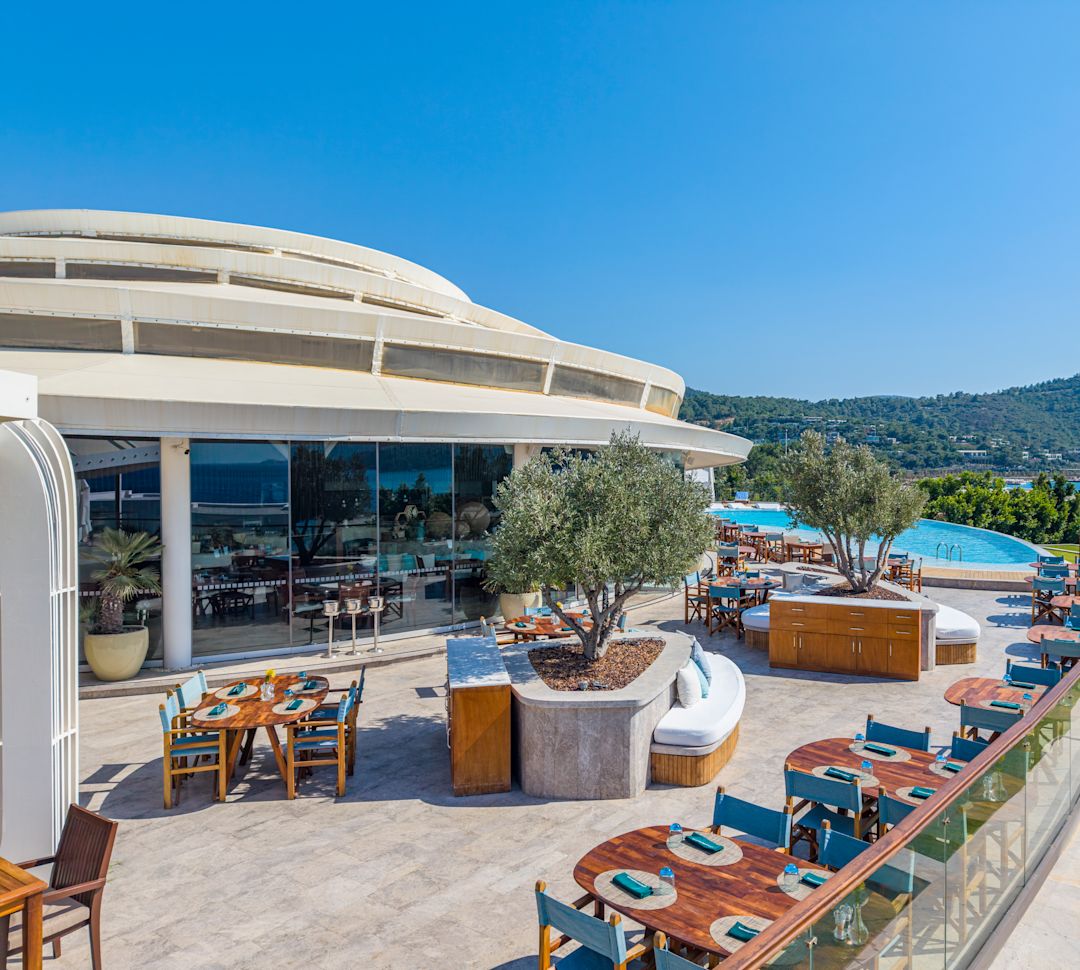 Exterior do hotel com área de estar em um terraço com vista para o mar