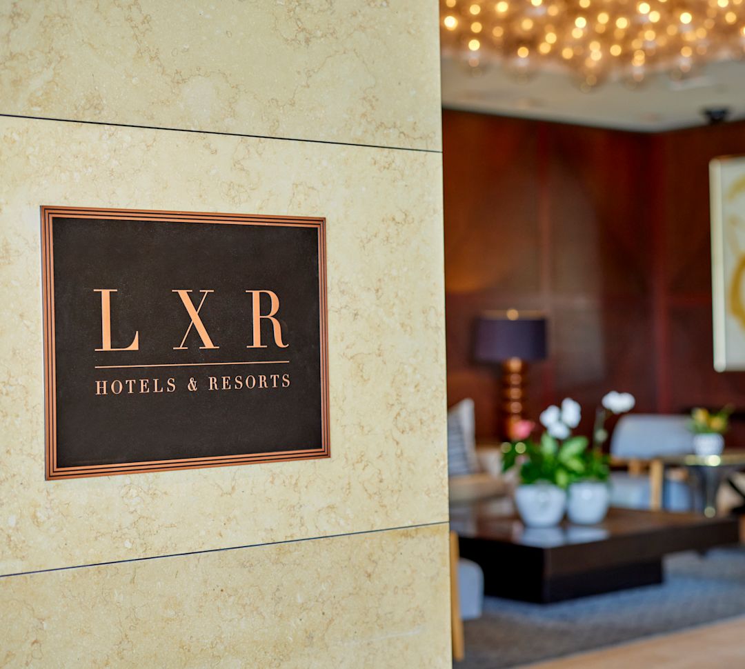 ロビーの壁に掛けられたホテルの看板