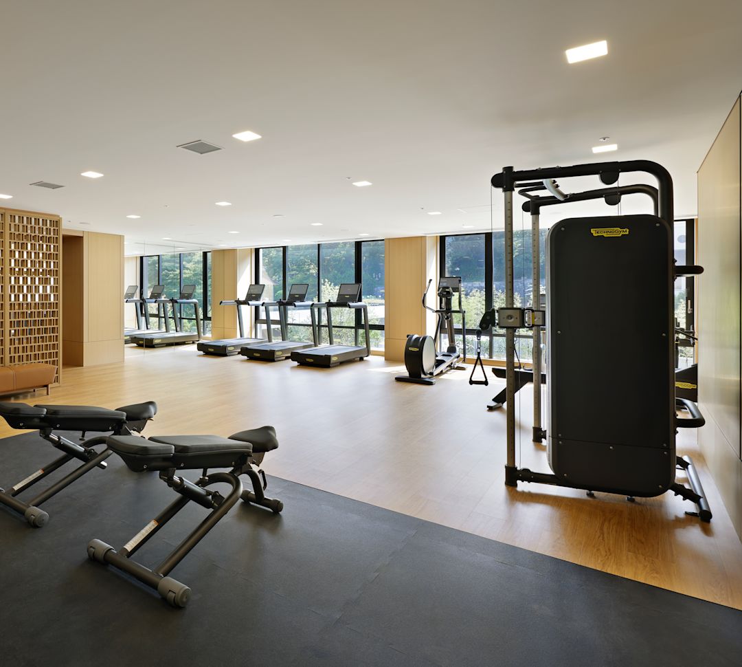 Strefa fitness z bieżniami i rowerami na leżąco w spa