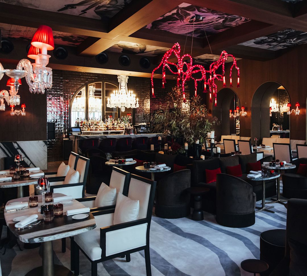 Tables et chaises au restaurant SAX