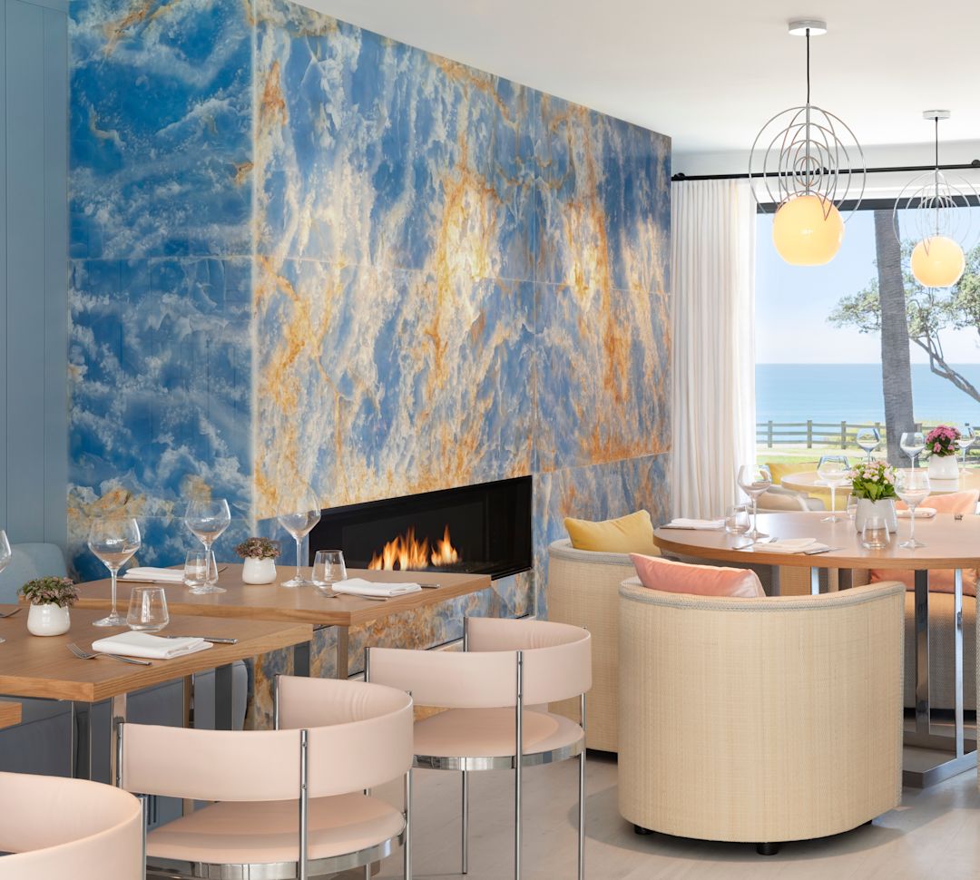 Esszimmer mit Tischen und Stühlen – Übergang