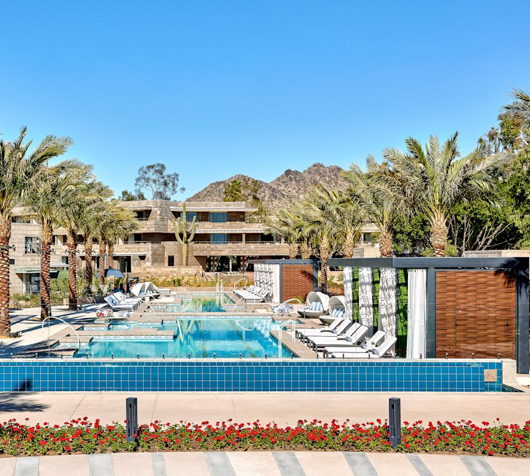 odkryty basen z krzesłami do salonów