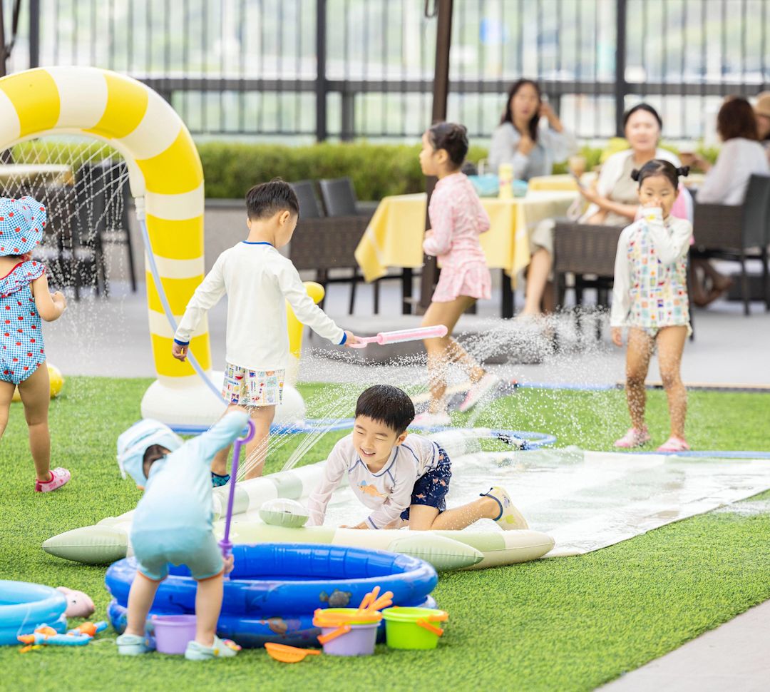 Crianças brincando nas áreas de recreação aquática Honey Beech