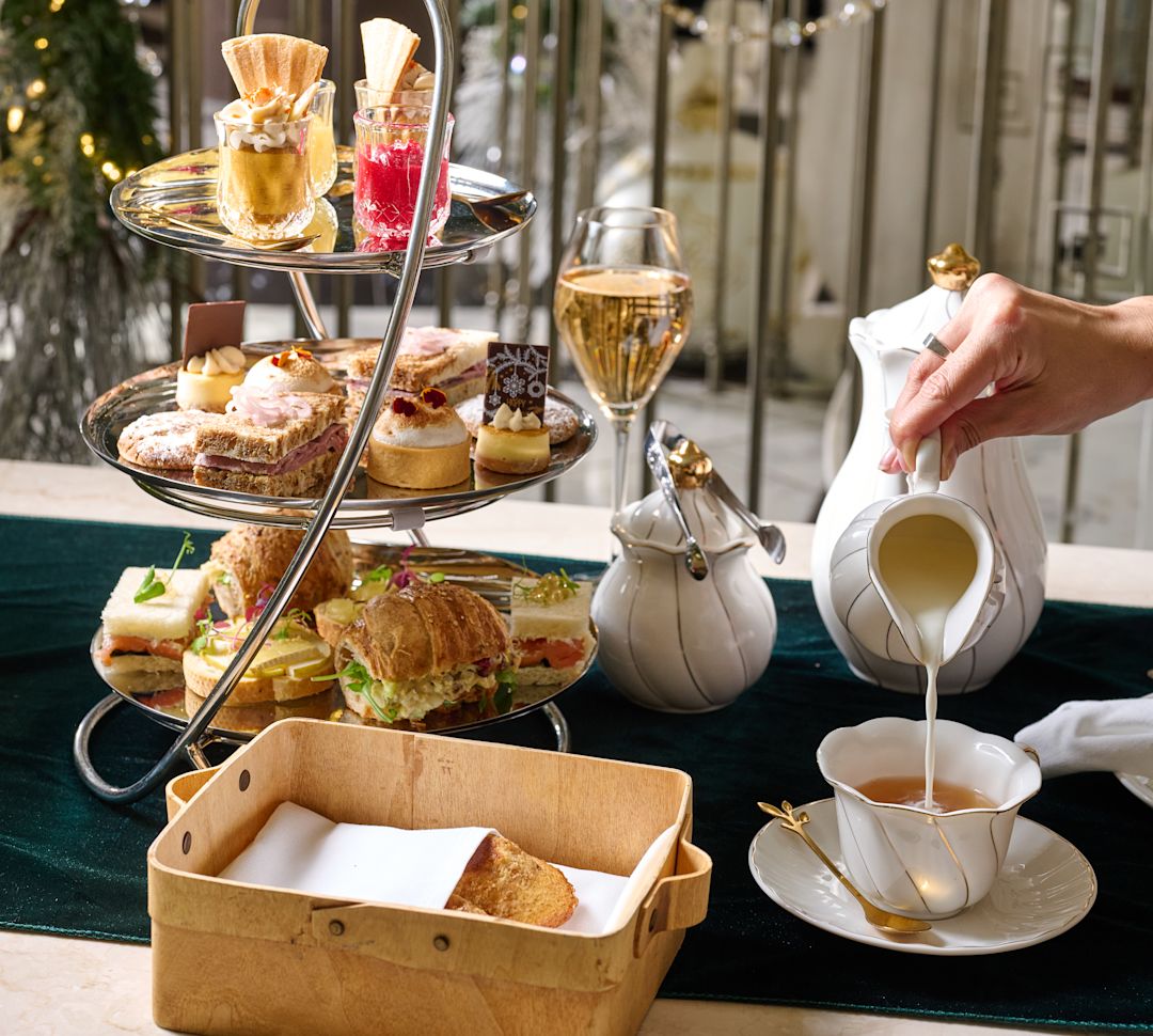 Une femme profitant du thé à l'hôtel pendant les fêtes