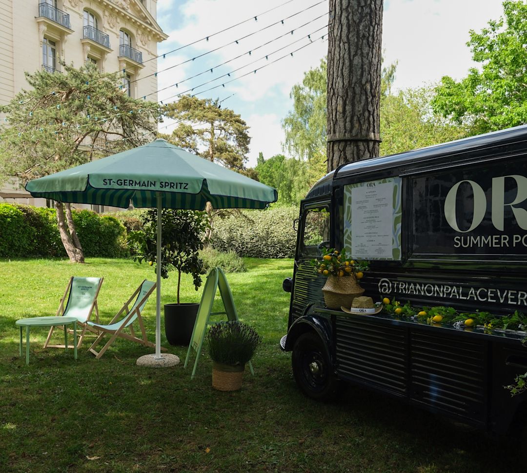 salotto esterno in giardino con food truck