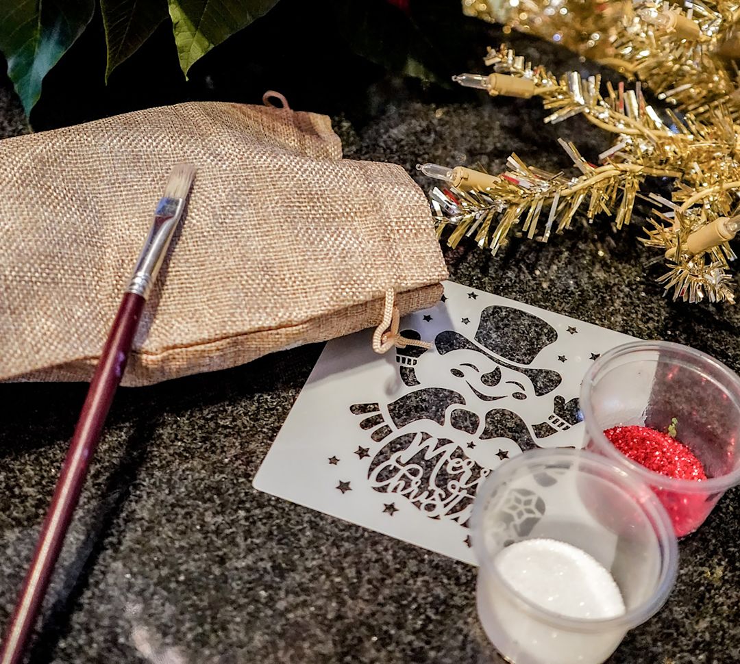 桌上擺放一些藝術品和手工藝品，包括畫筆和閃光