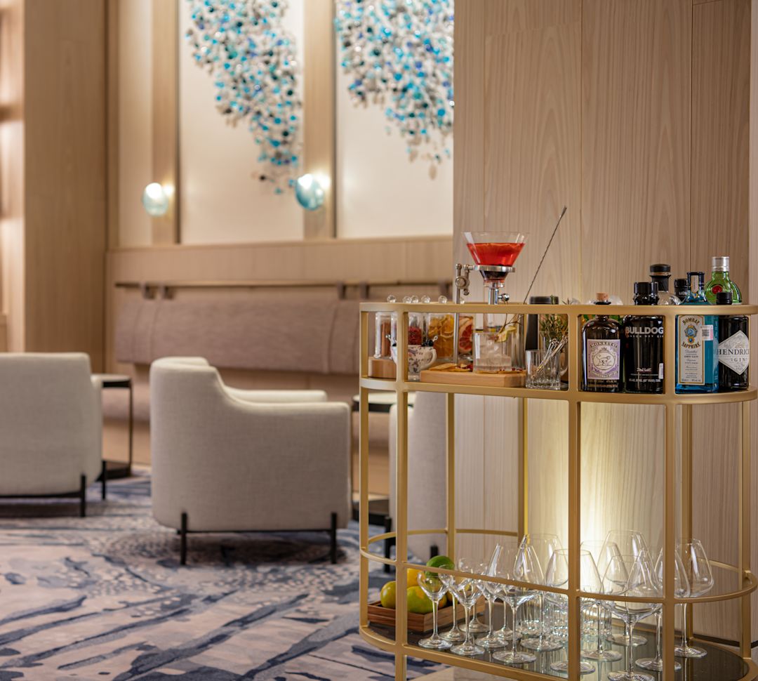 設有飲品手推車的舒適座位