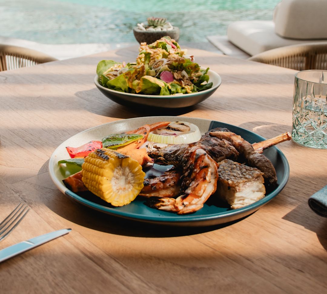 室外泳池旁桌上的鍍金美食