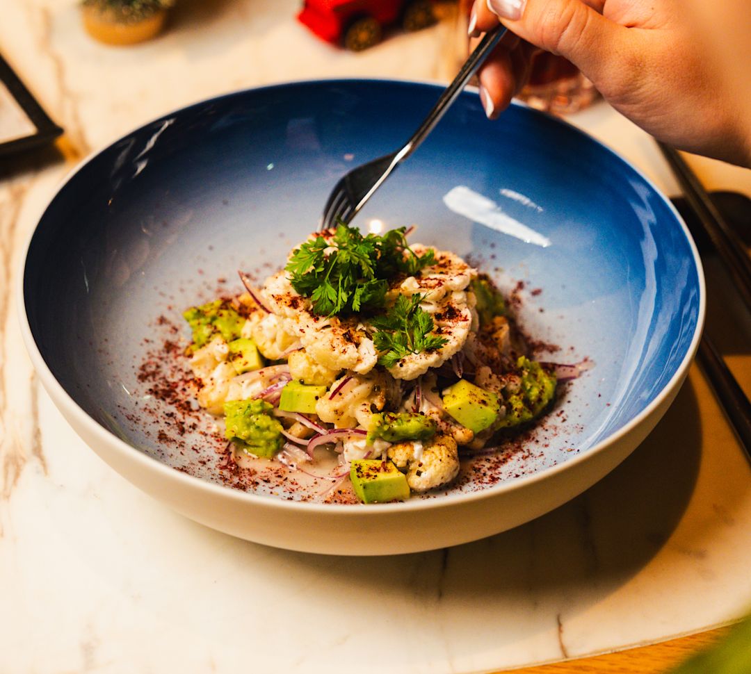 MURU all day brunch, salad bowl, festive decorations