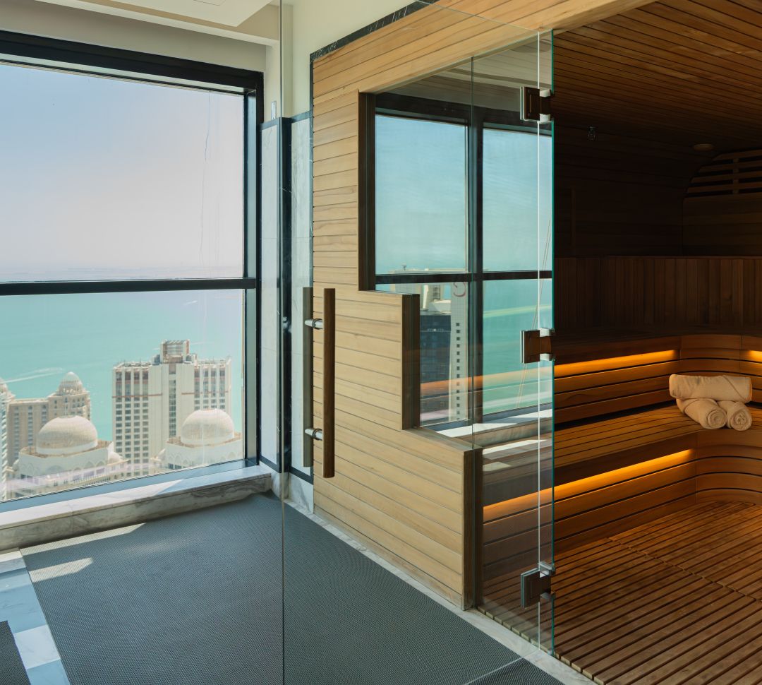 spa, sauna, vue des bâtiments et de l'eau depuis la fenêtre