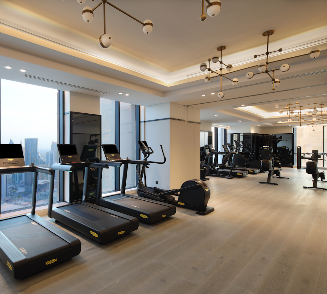 Tapis de course dans un centre sportif avec vue sur la ville depuis de grandes fenêtres
