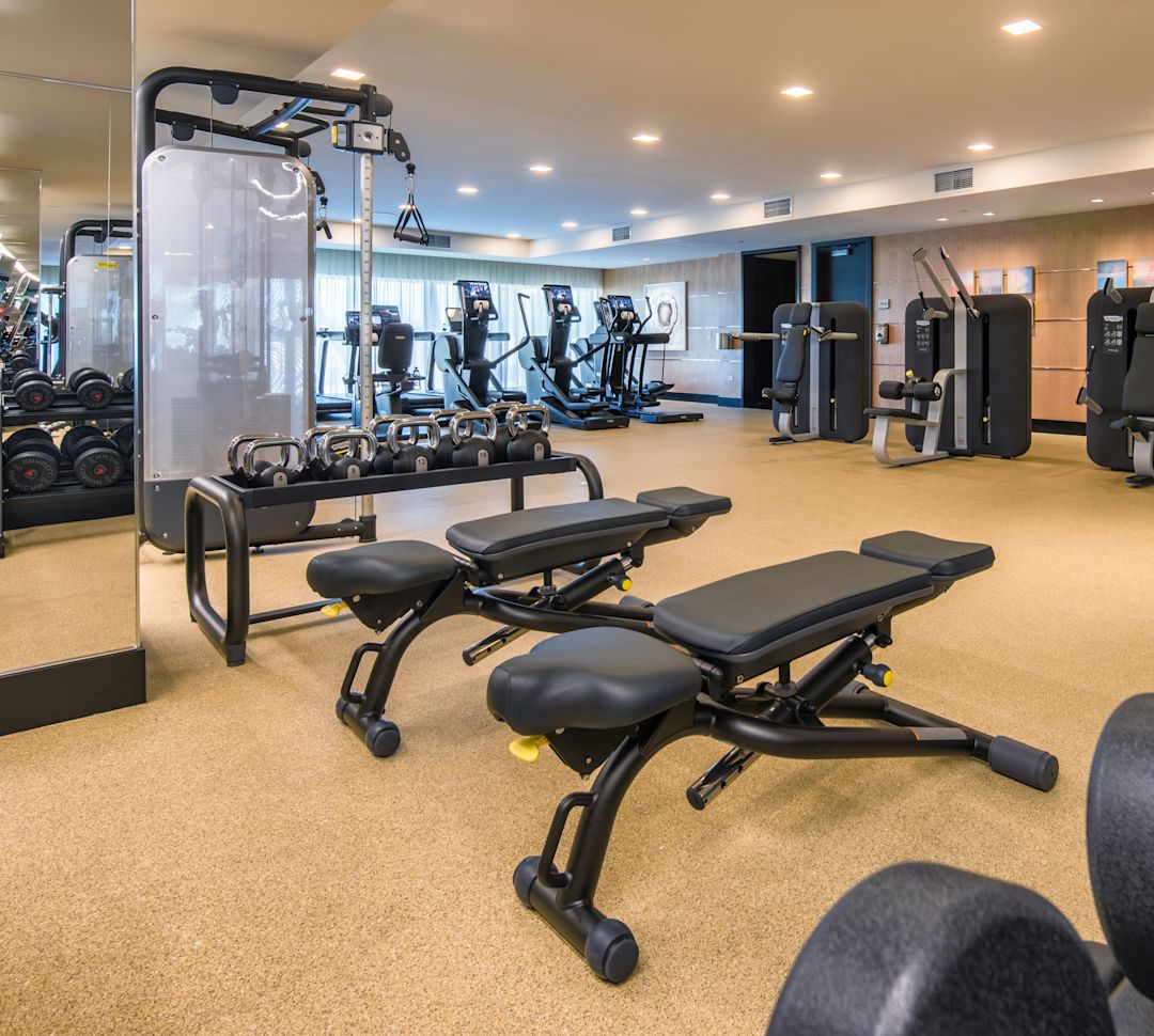 配有长椅和自由重量的健身中心
