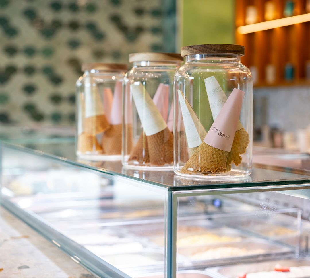 Copo y Cono prim plan cu conuri de înghețată