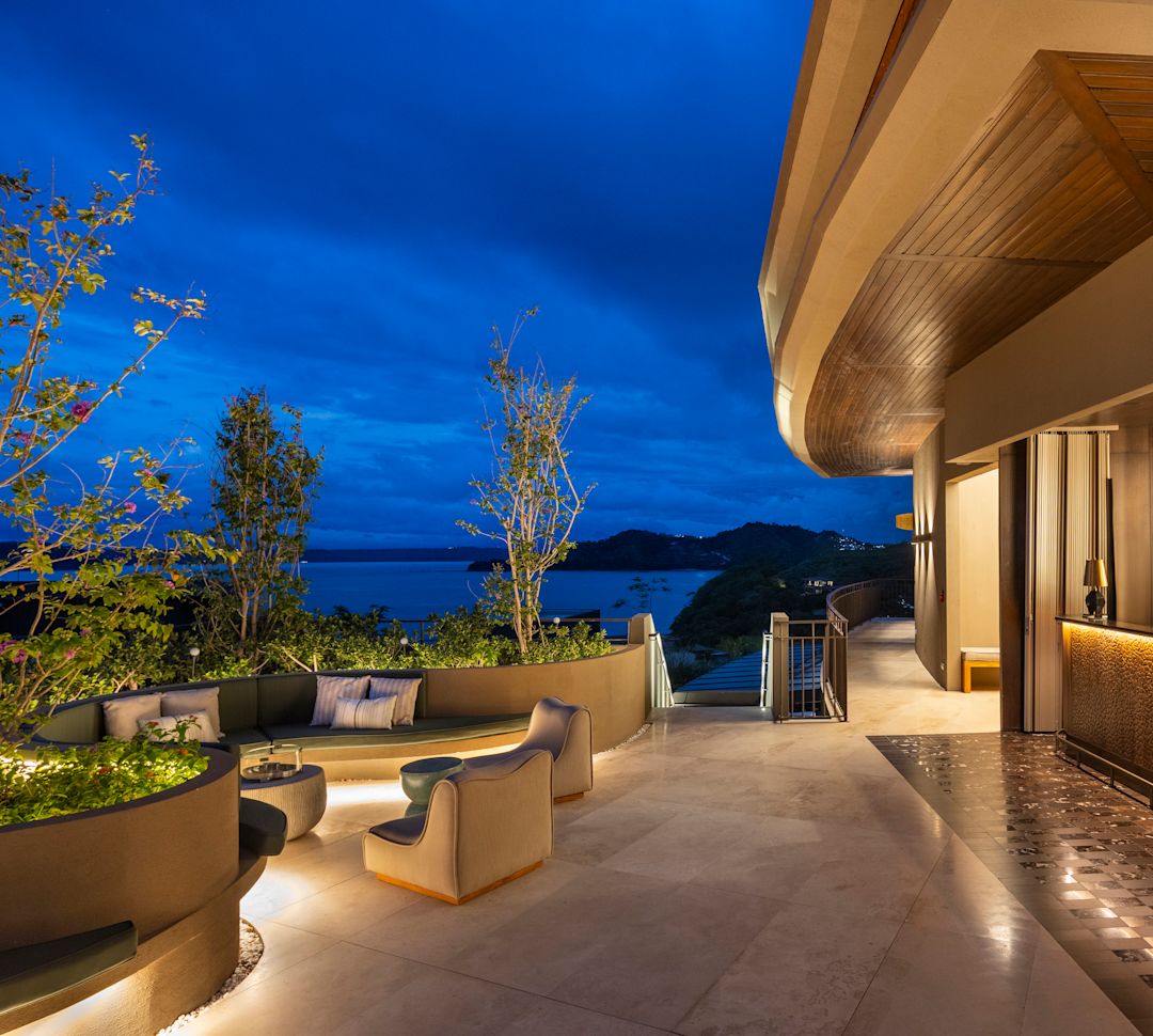 Terasa în aer liber, scaune și bar pe timp de noapte