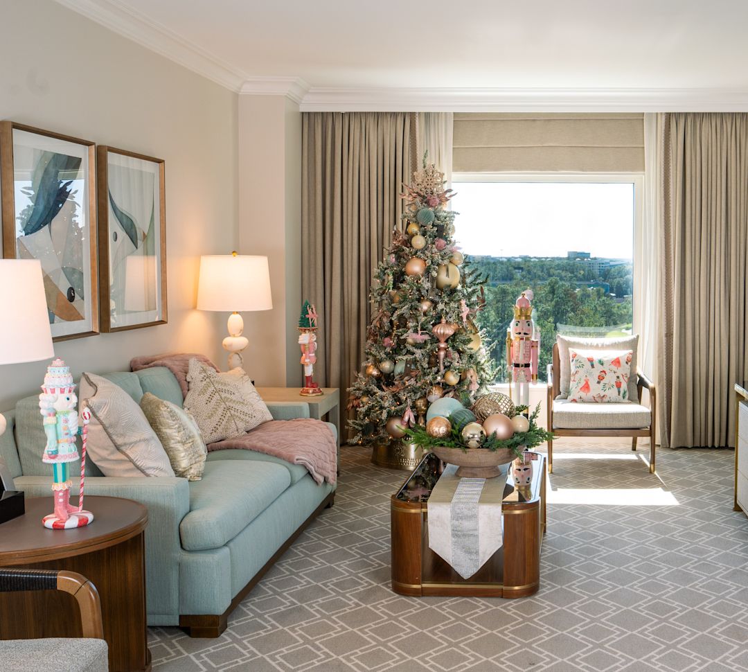 suite tamu dengan pohon liburan, dekorasi liburan, dan nutcracker