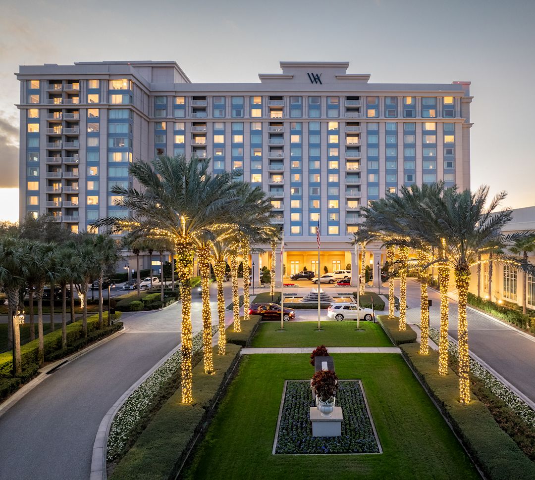 Gün Batımında Waldorf Astoria Orlando Otelinin Önden Görünümü