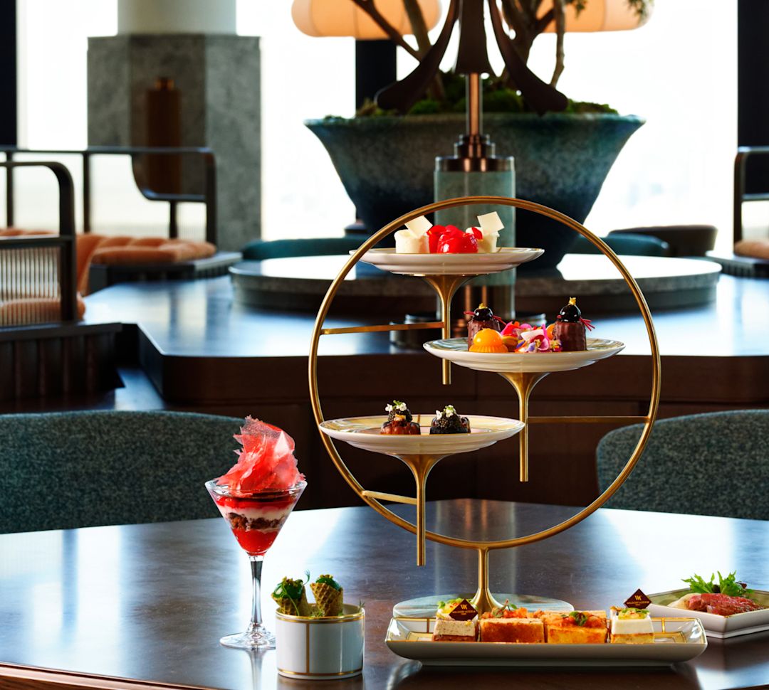 Tavă de ceai cu gustări în timpul unei tranziții pe masă