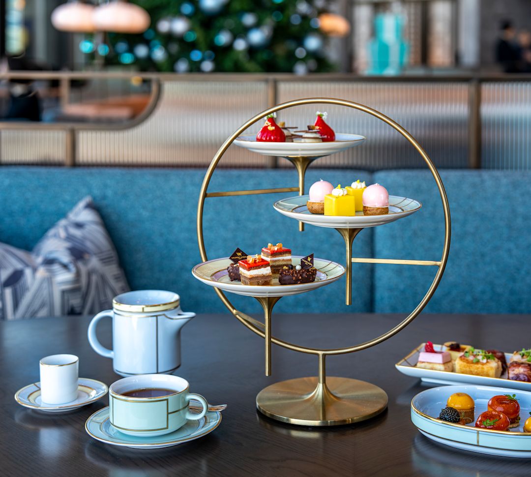 テーブルに並べたティータイムの軽食