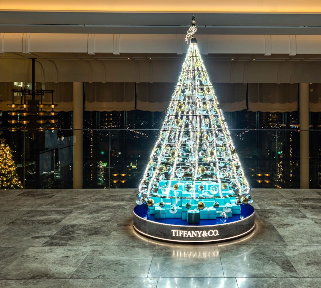 蒂芙尼公司大堂区过渡时期，圣诞树在明亮的灯光下点亮