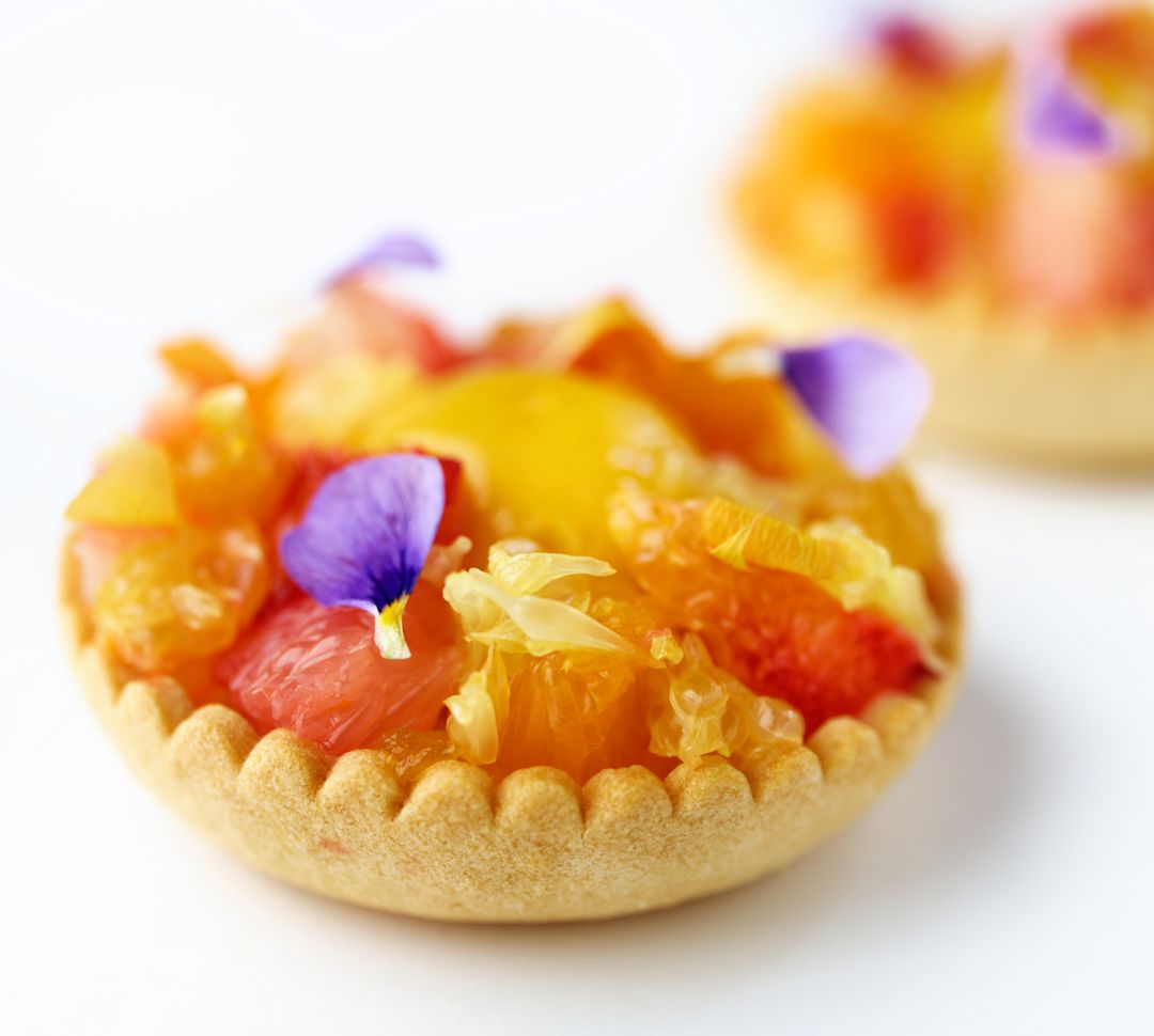 Tarte cu fructe pe masă la restaurantul Pavilion